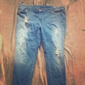 Light colored denim ripped jeans from H&M.